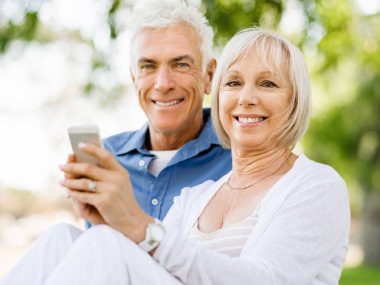 Smartphone vasıl kıdemli mutlu çift