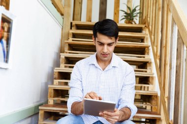 Office merdivenlerde oturan genç adam portresi