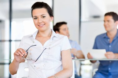 Mutlu girişimci veya serbest meslek sahibi bir ofis veya ev içinde