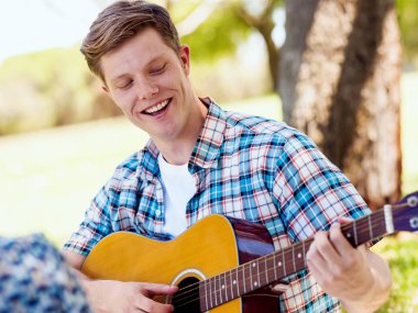 Açık eğleniyor gitar ile mutlu arkadaş grubu