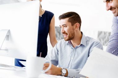 Modern ofisteki iş adamları