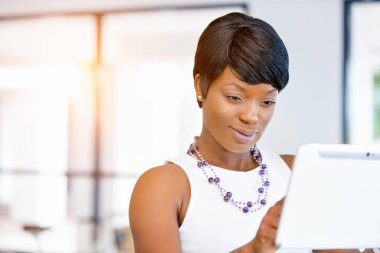 Genç kadın ofiste tablet kullanma