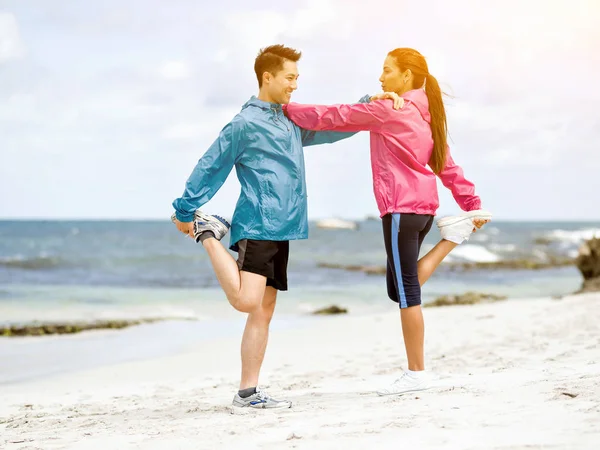 Jong koppel klaar om uit te voeren aan de kust — Stockfoto