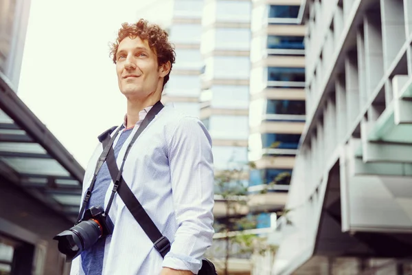 Male tourist in city — Stock Photo, Image