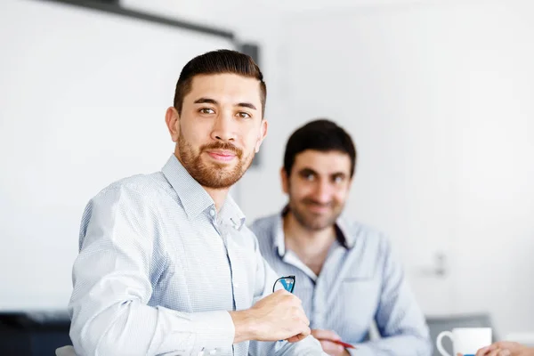 Empresários no escritório moderno — Fotografia de Stock