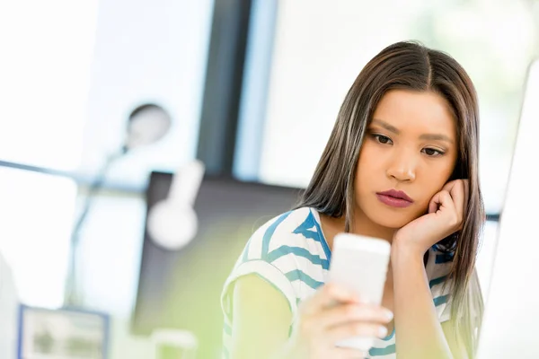 Junge Frau im Amt — Stockfoto