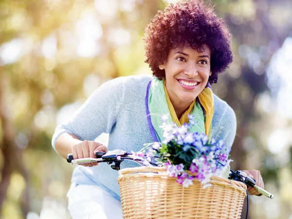 Счастливая молодая женщина с велосипедом — стоковое фото