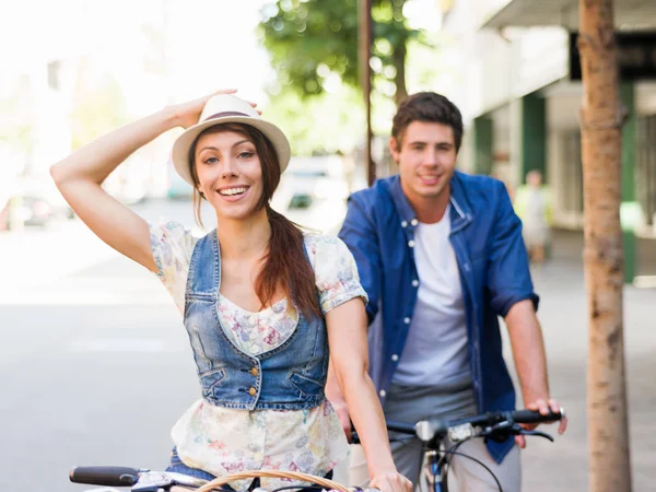 Happy couple in city with bike — Stock Photo, Image