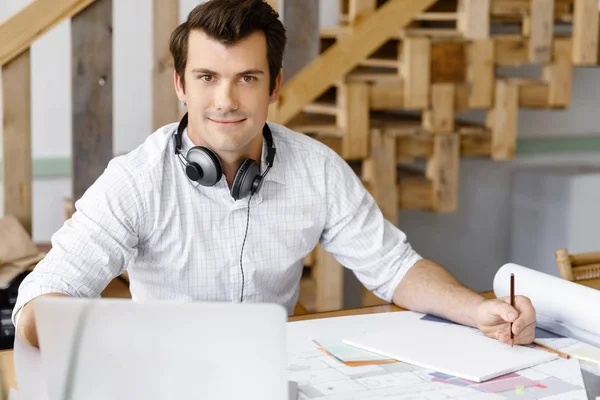 Joven empresario en el cargo — Foto de Stock