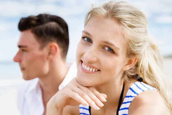 Romántica pareja joven sentada en la playa —  Fotos de Stock