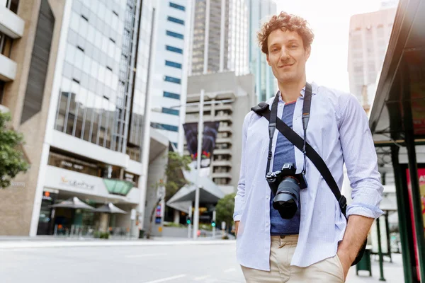 Turista masculino na cidade — Fotografia de Stock