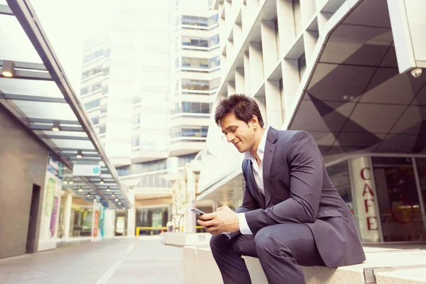 Retrato de empresario confiado al aire libre — Foto de Stock