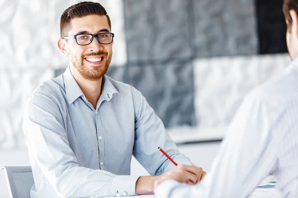 Masa başında oturan erkek ofis çalışanı