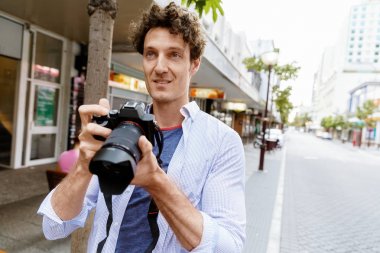 Erkek fotoğrafçı alarak resim