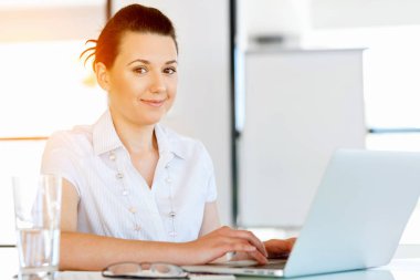 Bilgisayarda çalışan yakışıklı işadamı