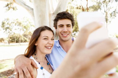 Parktaki genç çift.