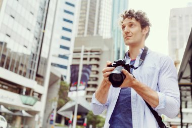 Erkek fotoğrafçı alarak resim