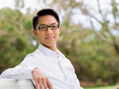 Parkta onun mola sırasında genç işadamı