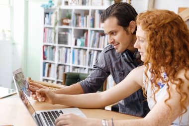 Ofiste iki genç tasarımcılar