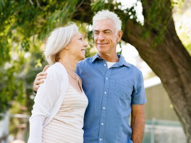 Yaşlı çift parkta dinleniyor.