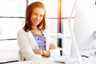 Mutlu girişimci veya serbest meslek sahibi bir ofis veya ev içinde