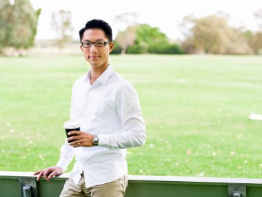 Adam bir parkta bir kahve molası