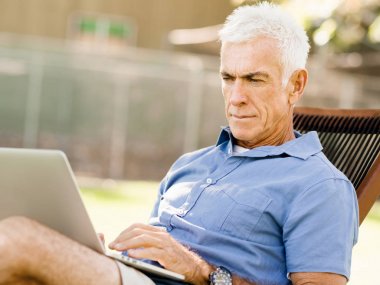 Komuta sizde parkta oturan defter ile