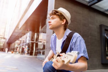 Gitar City ile genç müzisyen