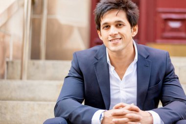 Açık havada kendinden emin bir iş adamının portresi.