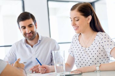 İki genç iş adamları Office görüntü