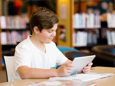 Genç çocuk Kitaplığı'nda tablet ile