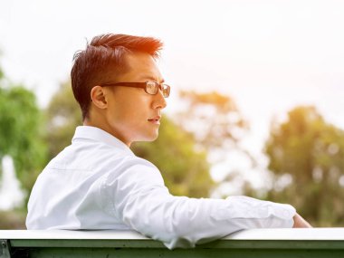 Parkta onun mola sırasında genç işadamı