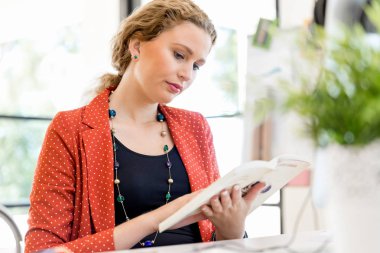 Görevdeki genç bayan.