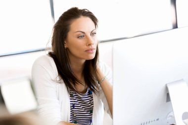 Mutlu girişimci veya serbest meslek sahibi bir ofis veya ev içinde