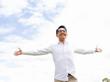 Parkta onun mola sırasında genç mutlu ve başarılı iş adamı