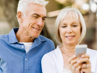 Smartphone vasıl kıdemli mutlu çift