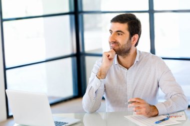 Ofisinde dalgın işadamı