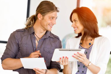 İki genç iş adamları Office görüntü