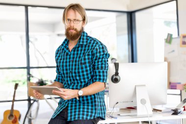 Genç adam ofiste çalışıyor.