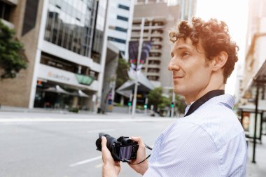 Erkek fotoğrafçı alarak resim