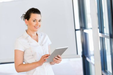 tablet pc ile gülümseyen kadın