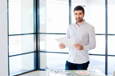 Ofiste duran genç beyaz iş adamı