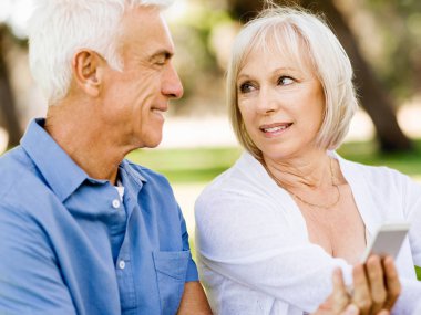 Smartphone vasıl kıdemli mutlu çift