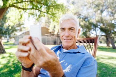 Lomature adam açık havada istimal hareket eden telefon