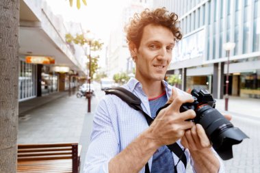 Erkek fotoğrafçı alarak resim