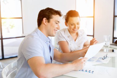 İki genç iş adamları Office görüntü