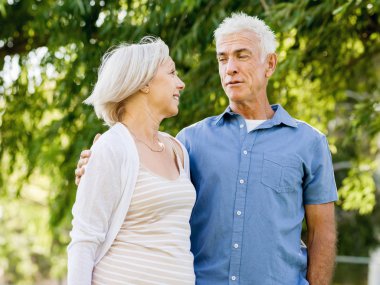 Yaşlı çift parkta dinleniyor.