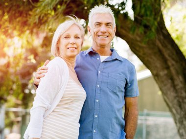 Yaşlı çift parkta dinleniyor.