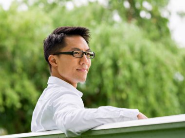 Parkta onun mola sırasında genç işadamı