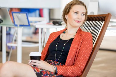 Görevdeki genç bayan.